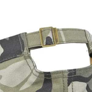 Detailansicht der Camouflage-Baseballkappe mit verstellbarer Bronzeschnalle und feiner Naht