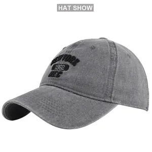 Dettaglio del cappellino da baseball in cotone grigio lavato con ricamo New York