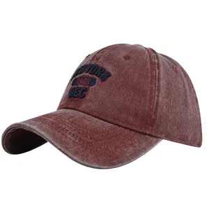 Berretto da baseball bordeaux vintage lavato con ricamo New York 1962 visto di tre quarti