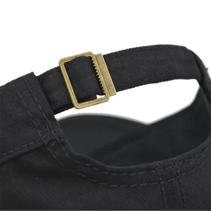 Detail der Militärkappe hinten mit Messing-Metallschnalle und schwarzem Twill-Gewebe