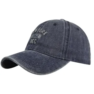 Dettaglio del cappello da baseball in denim blu lavato con ricamo 3D New York