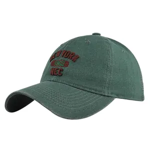 Dettaglio del ricamo 3D New York 1962 su cappellino da baseball in cotone verde lavato