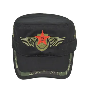 Militärische Flatcap aus schwarzem Segeltuch mit rotem Stern und Camouflage-Rand