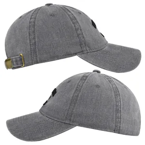 Dettaglio del cappellino da baseball grigio lavato con fibbia in metallo e ricamo laterale