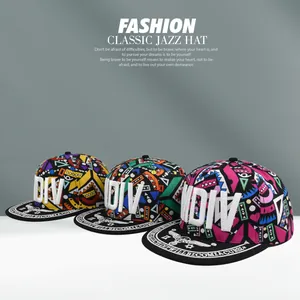Dettaglio di tre cappellini snapback con ricamo 3D DIV vivace e motivi molto colorati