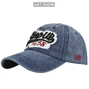 Vue détaillée de la casquette délavée bleue vintage avec broderies Stepup et NY 58 de près