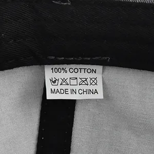 Dettaglio macro dell'etichetta di lavaggio in 100% cotone con icone di cura nel cappello