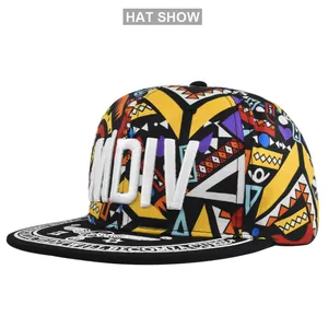 Dettaglio del ricamo 3D bianco su un cappello snapback con stampa geometrica colorata