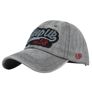 Détail d'une casquette de baseball vintage en toile délavée avec broderie 3D et coutures de qualité