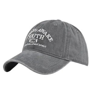 Dettaglio cappello da baseball in cotone lavato vintage con ricamo Youth 1995