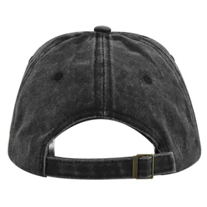 Vue arrière de la casquette vintage avec boucle métallique et sangle réglables