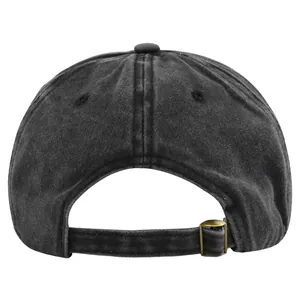 Dettaglio cappellino in cotone lavato con cinturino regolabile e fibbia in bronzo