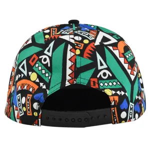 Dettaglio del cappellino snapback con stampa geometrica e cinturino posteriore regolabile