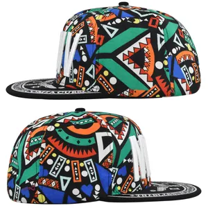 Vista dettagliata dello snapback con stampa tribal, ricamo 3D bianco W e scritte