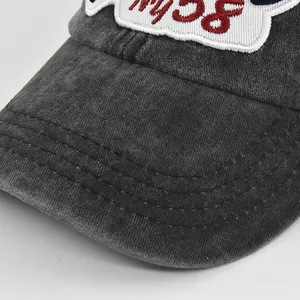 Gros plan sur la casquette en coton gris délavé avec écusson brodé rétro de 1998