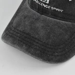 Dettaglio ravvicinato del ricamo 3D bianco sul cappellino da baseball in cotone vintage