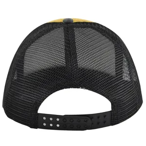 Ρυθμιζόμενο κούμπωμα snapback και μαύρο δίχτυ σε δίχρωμο καπέλο τύπου trucker