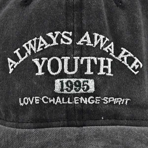 Cappellino da baseball vintage nero lavato con dettagli ricamati YOUTH-1995 di qualità