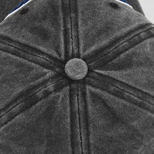 Vue macro du bouton supérieur et des coutures de la casquette de baseball en coton délavé