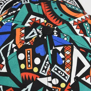 Dettaglio del ricamo geometrico e del bottone superiore di un cappellino da baseball