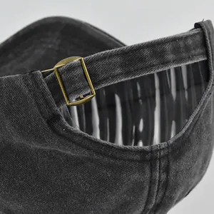 Dettaglio macro del cappello da baseball in cotone lavato con fibbia in bronzo antico