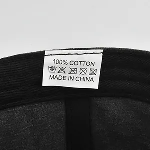 Gros plan détaillé de l'étiquette de lavage 100% coton à l'intérieur de la casquette