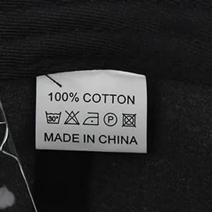 Dettaglio dell'etichetta 100% cotone sul cappellino da baseball nero lavato retrò