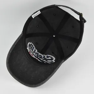 Détail de l'intérieur de la casquette en coton avec broderie et boucle métallique