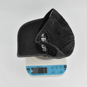 Vue détaillée de la balance montrant le poids de 88,7g de cette casquette vintage en coton