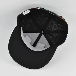 Dettaglio interno del cappello snapback in poliestere con fodera a rete traspirante