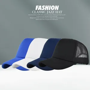 Detalle de gorras de béisbol de malla multicolor en azul, blanco y negro con tejido transpirable