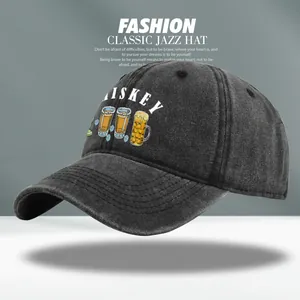 Detail einer grau gewaschenen Baumwoll-Basecap mit Whiskey-Aufdruck und Biermotiven