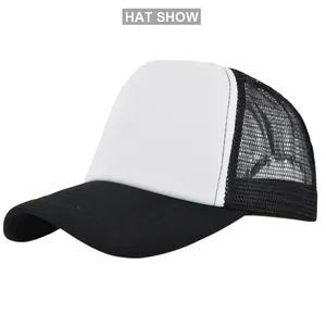 Detalle de gorra trucker de malla en blanco y negro con red transpirable y visera curvada