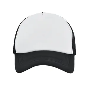 Detalle de gorra trucker bicolor con frente de espuma blanca y malla negra transpirable