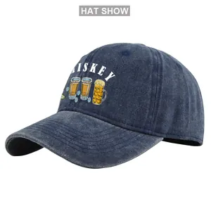 Detailansicht der Vintage-Baseballkappe in Blau mit Whiskey-Schriftzug und Bierdruck