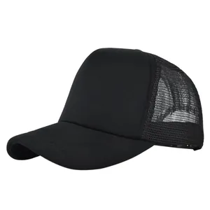 Detalle de gorra trucker negra con panel frontal de espuma y malla trasera transpirable