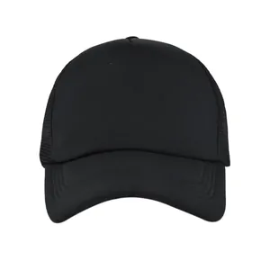 Detalle de gorra trucker negra con parte posterior de malla y frente de espuma acolchada