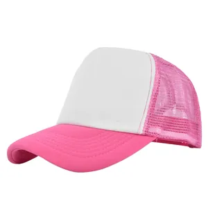 Detalle de gorra trucker rosa con frontal de espuma blanca y malla transpirable