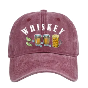 Detail der burgunderroten Baseballkappe mit weißem WHISKEY-Aufdruck und Illustrationen