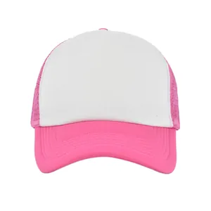 Detalle de gorra trucker rosa y blanca con paneles de malla y visera pespunteada