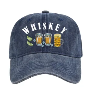 Detail der Whiskey bedruckten gewaschenen Denim Baseballkappe mit Alkohol-Illustrationen