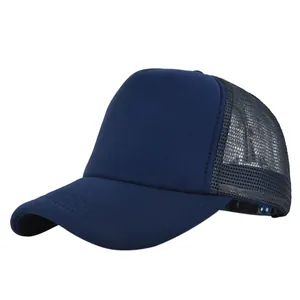Vista detallada de la gorra trucker azul marino con malla transpirable y cierre ajustable