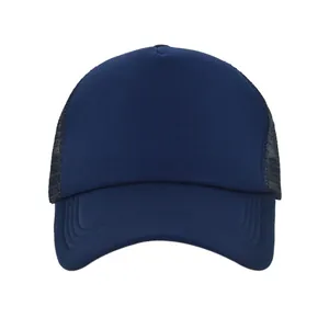 Primer plano de una gorra trucker azul marino con malla transpirable y costuras en visera