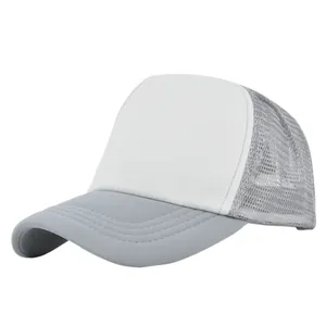 Detalle de la red trasera transpirable y visera gris en una gorra trucker de espuma