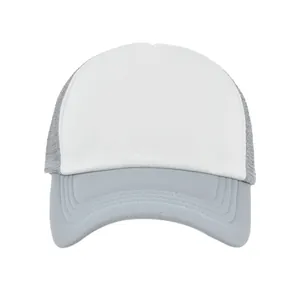 Detalle de gorra trucker bicolor con panel frontal blanco y malla trasera gris transpirable