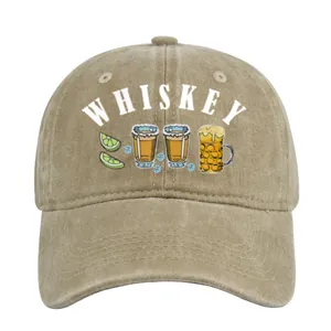 Detailansicht der khakifarbenen Vintage-Baseballkappe mit WHISKEY-Aufdruck und Motiven