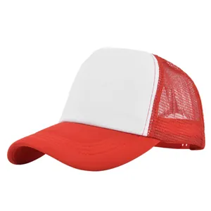 Primer plano detallado de gorra trucker roja y blanca con malla y visera pespunteada