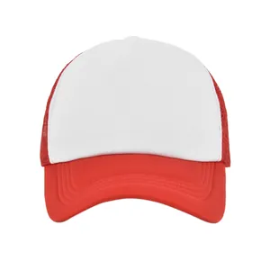 Vista frontal de una gorra trucker clásica roja y blanca con malla y frente de espuma