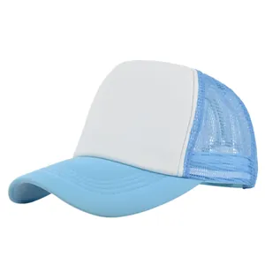 Detalle de gorra trucker azul claro con frente de espuma blanca y parte de malla