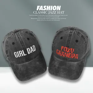 Détail de casquettes en coton délavé avec broderies Girl Dad et Foxy Grandpa de près